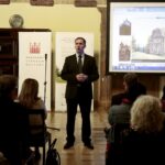 28.04.2016 Kielce. Prezentacja nowego portalu historycznego w Muzeum Narodowym. Towarzyszyła mu wystawa 660 lat miasta Bodzentyna. / Jarosław Kubalski / Radio Kielce