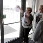 28.04.2016 Kielce. Przedszkole samorządowe nr 34. Wywieszenie list dzieci przyjętych do przedszkola. / Jarosław Kubalski / Radio Kielce