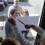 28.04.2016 Kielce. Przedszkole samorządowe nr 34. Wywieszenie list dzieci przyjętych do przedszkola. / Jarosław Kubalski / Radio Kielce