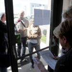 28.04.2016 Kielce. Przedszkole samorządowe nr 34. Wywieszenie list dzieci przyjętych do przedszkola. / Jarosław Kubalski / Radio Kielce