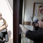 28.04.2016 Kielce. Przedszkole samorządowe nr 34. Wywieszenie list dzieci przyjętych do przedszkola. / Jarosław Kubalski / Radio Kielce