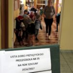 28.04.2016 Kielce. Przedszkole samorządowe nr 25. Wywieszenie list dzieci przyjętych do przedszkola. / Jarosław Kubalski / Radio Kielce