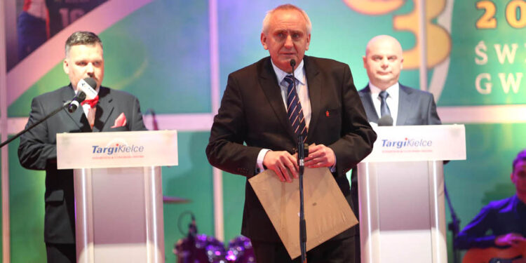 6.2.2015 Kielce. Świętokrzyskie Gwiazdy Sportu 2014.  WYRÓŻNIENIE AMBASADOR REGIONU ŚWIĘTOKRZYSKIEGO - Mirosław Malinowski - Prezes Świętokrzyskiego Związku Piłki Nożnej i członek Zarządu Polskiego Związku Piłki Nożne. Członek komisji Hat – Trick UEFA. / Wojciech Habdas / Radio Kielce