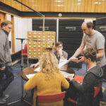 17.12.2015 Kielce. Słuchowisko poświęcone Stefanowi Karskiemu założycielowi Teatru Lalki i Aktora "Kubuś" powstaje w naszej rozgłośni. Tekst jest oparty na motywach z jego życia i twórczości. Głównym wątkiem są wydarzenia z przełomu lat 50. i 60., kiedy Stefan Karski założył objazdowy teatr lalek, który następnie został upaństwowiony. Historia kończy się w latach 70. / Wojciech Habdas / Radio Kielce