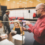 17.12.2015 Kielce. Słuchowisko poświęcone Stefanowi Karskiemu założycielowi Teatru Lalki i Aktora "Kubuś" powstaje w naszej rozgłośni. Tekst jest oparty na motywach z jego życia i twórczości. Głównym wątkiem są wydarzenia z przełomu lat 50. i 60., kiedy Stefan Karski założył objazdowy teatr lalek, który następnie został upaństwowiony. Historia kończy się w latach 70. / Wojciech Habdas / Radio Kielce