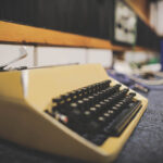 17.12.2015 Kielce. Słuchowisko poświęcone Stefanowi Karskiemu założycielowi Teatru Lalki i Aktora "Kubuś" powstaje w naszej rozgłośni. Tekst jest oparty na motywach z jego życia i twórczości. Głównym wątkiem są wydarzenia z przełomu lat 50. i 60., kiedy Stefan Karski założył objazdowy teatr lalek, który następnie został upaństwowiony. Historia kończy się w latach 70. / Wojciech Habdas / Radio Kielce