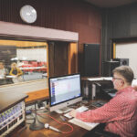 17.12.2015 Kielce. Słuchowisko poświęcone Stefanowi Karskiemu założycielowi Teatru Lalki i Aktora "Kubuś" powstaje w naszej rozgłośni. Tekst jest oparty na motywach z jego życia i twórczości. Głównym wątkiem są wydarzenia z przełomu lat 50. i 60., kiedy Stefan Karski założył objazdowy teatr lalek, który następnie został upaństwowiony. Historia kończy się w latach 70. / Wojciech Habdas / Radio Kielce