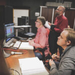 17.12.2015 Kielce. Słuchowisko poświęcone Stefanowi Karskiemu założycielowi Teatru Lalki i Aktora "Kubuś" powstaje w naszej rozgłośni. Tekst jest oparty na motywach z jego życia i twórczości. Głównym wątkiem są wydarzenia z przełomu lat 50. i 60., kiedy Stefan Karski założył objazdowy teatr lalek, który następnie został upaństwowiony. Historia kończy się w latach 70. / Wojciech Habdas / Radio Kielce