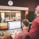 17.12.2015 Kielce. Słuchowisko poświęcone Stefanowi Karskiemu założycielowi Teatru Lalki i Aktora "Kubuś" powstaje w naszej rozgłośni. Tekst jest oparty na motywach z jego życia i twórczości. Głównym wątkiem są wydarzenia z przełomu lat 50. i 60., kiedy Stefan Karski założył objazdowy teatr lalek, który następnie został upaństwowiony. Historia kończy się w latach 70. / Wojciech Habdas / Radio Kielce