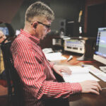 17.12.2015 Kielce. Słuchowisko poświęcone Stefanowi Karskiemu założycielowi Teatru Lalki i Aktora "Kubuś" powstaje w naszej rozgłośni. Tekst jest oparty na motywach z jego życia i twórczości. Głównym wątkiem są wydarzenia z przełomu lat 50. i 60., kiedy Stefan Karski założył objazdowy teatr lalek, który następnie został upaństwowiony. Historia kończy się w latach 70. / Wojciech Habdas / Radio Kielce