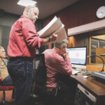 17.12.2015 Kielce. Słuchowisko poświęcone Stefanowi Karskiemu założycielowi Teatru Lalki i Aktora "Kubuś" powstaje w naszej rozgłośni. Tekst jest oparty na motywach z jego życia i twórczości. Głównym wątkiem są wydarzenia z przełomu lat 50. i 60., kiedy Stefan Karski założył objazdowy teatr lalek, który następnie został upaństwowiony. Historia kończy się w latach 70. / Wojciech Habdas / Radio Kielce