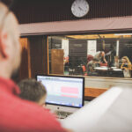 17.12.2015 Kielce. Słuchowisko poświęcone Stefanowi Karskiemu założycielowi Teatru Lalki i Aktora "Kubuś" powstaje w naszej rozgłośni. Tekst jest oparty na motywach z jego życia i twórczości. Głównym wątkiem są wydarzenia z przełomu lat 50. i 60., kiedy Stefan Karski założył objazdowy teatr lalek, który następnie został upaństwowiony. Historia kończy się w latach 70. / Wojciech Habdas / Radio Kielce