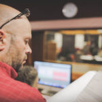 17.12.2015 Kielce. Słuchowisko poświęcone Stefanowi Karskiemu założycielowi Teatru Lalki i Aktora "Kubuś" powstaje w naszej rozgłośni. Tekst jest oparty na motywach z jego życia i twórczości. Głównym wątkiem są wydarzenia z przełomu lat 50. i 60., kiedy Stefan Karski założył objazdowy teatr lalek, który następnie został upaństwowiony. Historia kończy się w latach 70. / Wojciech Habdas / Radio Kielce