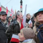 10.04.2016. Przed Pałac Prezydencki w Warszawie od rana przybywają kolejne grupy z całej Polski, które składają kwiaty i zapalają znicze / Włodzimierz Batóg / Radio Kielce