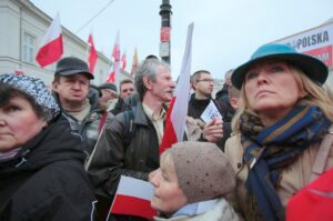 10.04.2016. Przed Pałac Prezydencki w Warszawie od rana przybywają kolejne grupy z całej Polski, które składają kwiaty i zapalają znicze / Włodzimierz Batóg / Radio Kielce