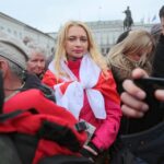 10.04.2016. Przed Pałac Prezydencki w Warszawie od rana przybywają kolejne grupy z całej Polski, które składają kwiaty i zapalają znicze / Włodzimierz Batóg / Radio Kielce