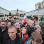 10.04.2016. Przed Pałac Prezydencki w Warszawie od rana przybywają kolejne grupy z całej Polski, które składają kwiaty i zapalają znicze / Włodzimierz Batóg / Radio Kielce