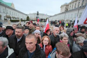 10.04.2016. Przed Pałac Prezydencki w Warszawie od rana przybywają kolejne grupy z całej Polski, które składają kwiaty i zapalają znicze / Włodzimierz Batóg / Radio Kielce