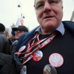 10.04.2016. Przed Pałac Prezydencki w Warszawie od rana przybywają kolejne grupy z całej Polski, które składają kwiaty i zapalają znicze / Włodzimierz Batóg / Radio Kielce