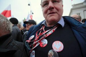 10.04.2016. Przed Pałac Prezydencki w Warszawie od rana przybywają kolejne grupy z całej Polski, które składają kwiaty i zapalają znicze / Włodzimierz Batóg / Radio Kielce