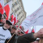 10.04.2016. Przed Pałac Prezydencki w Warszawie od rana przybywają kolejne grupy z całej Polski, które składają kwiaty i zapalają znicze / Włodzimierz Batóg / Radio Kielce