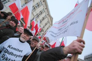 10.04.2016. Przed Pałac Prezydencki w Warszawie od rana przybywają kolejne grupy z całej Polski, które składają kwiaty i zapalają znicze / Włodzimierz Batóg / Radio Kielce