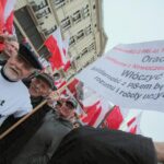 10.04.2016. Przed Pałac Prezydencki w Warszawie od rana przybywają kolejne grupy z całej Polski, które składają kwiaty i zapalają znicze / Włodzimierz Batóg / Radio Kielce