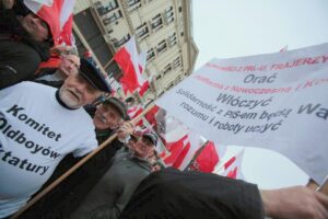 10.04.2016. Przed Pałac Prezydencki w Warszawie od rana przybywają kolejne grupy z całej Polski, które składają kwiaty i zapalają znicze / Włodzimierz Batóg / Radio Kielce