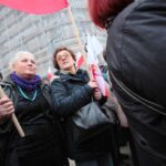 10.04.2016. Przed Pałac Prezydencki w Warszawie od rana przybywają kolejne grupy z całej Polski, które składają kwiaty i zapalają znicze / Włodzimierz Batóg / Radio Kielce