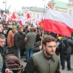 10.04.2016. Przed Pałac Prezydencki w Warszawie od rana przybywają kolejne grupy z całej Polski, które składają kwiaty i zapalają znicze / Włodzimierz Batóg / Radio Kielce