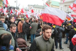 10.04.2016. Przed Pałac Prezydencki w Warszawie od rana przybywają kolejne grupy z całej Polski, które składają kwiaty i zapalają znicze / Włodzimierz Batóg / Radio Kielce