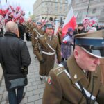 10.04.2016. Przed Pałac Prezydencki w Warszawie od rana przybywają kolejne grupy z całej Polski, które składają kwiaty i zapalają znicze / Włodzimierz Batóg / Radio Kielce
