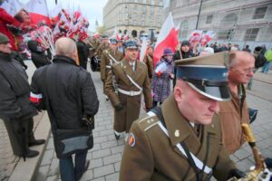 10.04.2016. Przed Pałac Prezydencki w Warszawie od rana przybywają kolejne grupy z całej Polski, które składają kwiaty i zapalają znicze / Włodzimierz Batóg / Radio Kielce