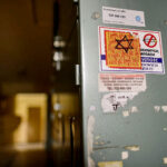 13.4.2016 Kielce. Interwencja Radia Kielce w sprawie wandali niszczących klatki schodowe na KSMie, m.in. w bloku przy Karłowicza 13. / Wojciech Habdas / Radio Kielce