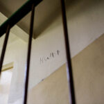 13.4.2016 Kielce. Interwencja Radia Kielce w sprawie wandali niszczących klatki schodowe na KSMie, m.in. w bloku przy Karłowicza 13. / Wojciech Habdas / Radio Kielce