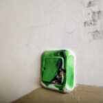 13.4.2016 Kielce. Interwencja Radia Kielce w sprawie wandali niszczących klatki schodowe na KSMie, m.in. w bloku przy Karłowicza 13. / Wojciech Habdas / Radio Kielce