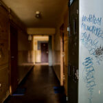 13.4.2016 Kielce. Interwencja Radia Kielce w sprawie wandali niszczących klatki schodowe na KSMie, m.in. w bloku przy Karłowicza 13. / Wojciech Habdas / Radio Kielce