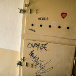 13.4.2016 Kielce. Interwencja Radia Kielce w sprawie wandali niszczących klatki schodowe na KSMie, m.in. w bloku przy Karłowicza 13. / Wojciech Habdas / Radio Kielce