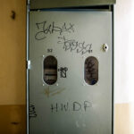 13.4.2016 Kielce. Interwencja Radia Kielce w sprawie wandali niszczących klatki schodowe na KSMie, m.in. w bloku przy Karłowicza 13. / Wojciech Habdas / Radio Kielce