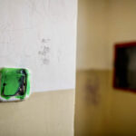 13.4.2016 Kielce. Interwencja Radia Kielce w sprawie wandali niszczących klatki schodowe na KSMie, m.in. w bloku przy Karłowicza 13. / Wojciech Habdas / Radio Kielce