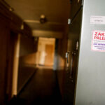 13.4.2016 Kielce. Interwencja Radia Kielce w sprawie wandali niszczących klatki schodowe na KSMie, m.in. w bloku przy Karłowicza 13. / Wojciech Habdas / Radio Kielce