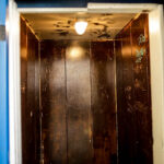 13.4.2016 Kielce. Interwencja Radia Kielce w sprawie wandali niszczących klatki schodowe na KSMie, m.in. w bloku przy Karłowicza 13. / Wojciech Habdas / Radio Kielce