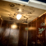 13.4.2016 Kielce. Interwencja Radia Kielce w sprawie wandali niszczących klatki schodowe na KSMie, m.in. w bloku przy Karłowicza 13. / Wojciech Habdas / Radio Kielce