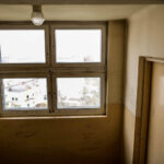 13.4.2016 Kielce. Interwencja Radia Kielce w sprawie wandali niszczących klatki schodowe na KSMie, m.in. w bloku przy Karłowicza 13. / Wojciech Habdas / Radio Kielce