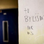 13.4.2016 Kielce. Interwencja Radia Kielce w sprawie wandali niszczących klatki schodowe na KSMie, m.in. w bloku przy Karłowicza 13. / Wojciech Habdas / Radio Kielce