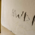 13.4.2016 Kielce. Interwencja Radia Kielce w sprawie wandali niszczących klatki schodowe na KSMie, m.in. w bloku przy Karłowicza 13. / Wojciech Habdas / Radio Kielce