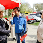 13.4.2016 Kielce. Interwencja Radia Kielce w sprawie wandali niszczących klatki schodowe na KSMie, m.in. w bloku przy Karłowicza 13. O godzinie 12.10 spotkaliśmy się z mieszkańcami, oraz administracją spółdzielni. / Wojciech Habdas / Radio Kielce