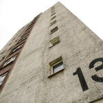 13.4.2016 Kielce. Interwencja Radia Kielce w sprawie wandali niszczących klatki schodowe na KSMie, m.in. w bloku przy Karłowicza 13. / Wojciech Habdas / Radio Kielce