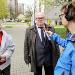 13.4.2016 Kielce. Interwencja Radia Kielce w sprawie wandali niszczących klatki schodowe na KSMie, m.in. w bloku przy Karłowicza 13. O godzinie 12.10 spotkaliśmy się z mieszkańcami, oraz administracją spółdzielni. / Wojciech Habdas / Radio Kielce