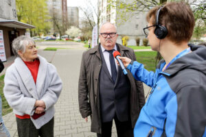 13.4.2016 Kielce. Interwencja Radia Kielce w sprawie wandali niszczących klatki schodowe na KSMie, m.in. w bloku przy Karłowicza 13. O godzinie 12.10 spotkaliśmy się z mieszkańcami, oraz administracją spółdzielni. / Wojciech Habdas / Radio Kielce